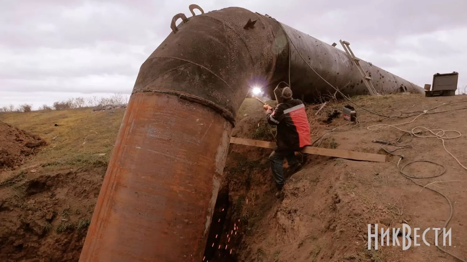 Працівники «Миколаївводоканалу» відновлюють водогін у 2022 році, фото: «МикВісті»