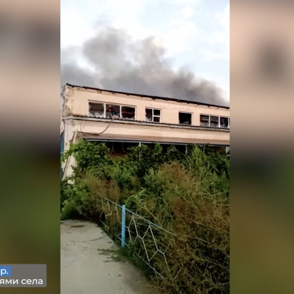 Місцеві мешканці намагаються загасити пожежу після російського удару. Скриншот з відео
