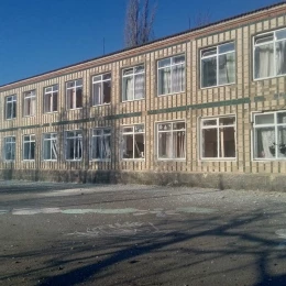 Наслідки російських обстрілів поблизу Радсадівського ліцею, фото надали редакції «МикВісті»