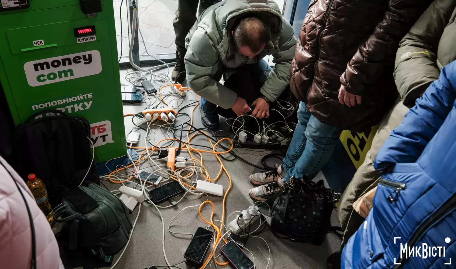 Миколаївці під час блекауту заряджають техніку в супермаркеті, 29 листопада 2024 року. Фото: «МикВІсті»