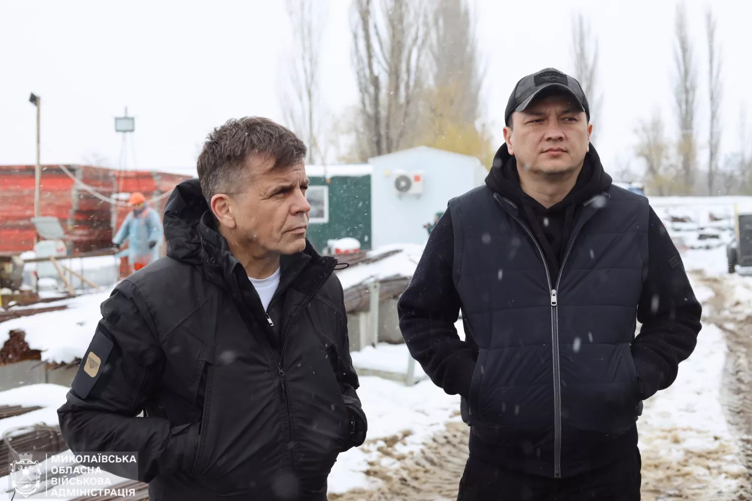 Сергій Сухомлин та Віталій Кім на виїзній нараді на місці будівництва водогону. Фото: Миколаївська ОВА