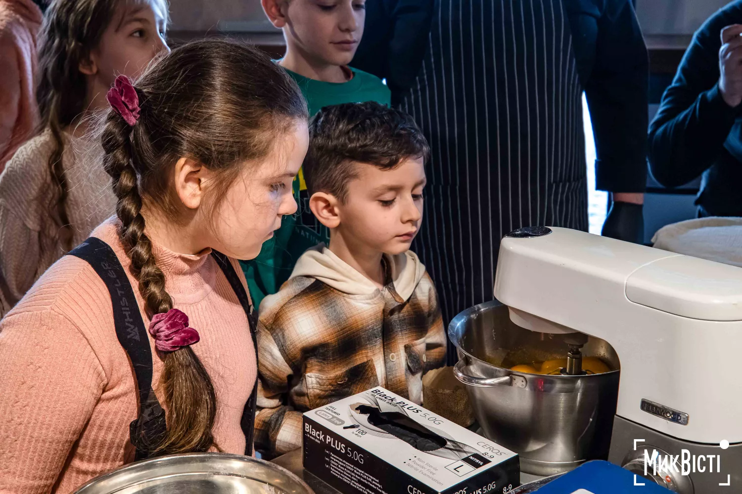 У Миколаєві спекли паски з борошна з розмінованих полів. Фото: NikVesti