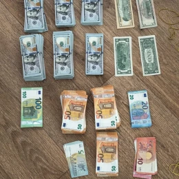 Гроші та документи, які були вилучені. Фото: Нацполіція
