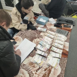 Гроші та документи, які були вилучені під час обшуків. Фото: Нацполіція