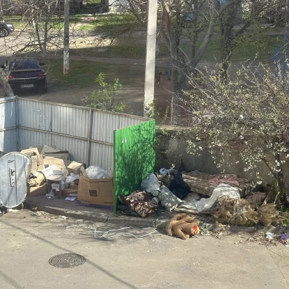 Стихійне сміттєзвалище у дворах в центрі Миколаєва. Фото: Анжела Ковальчук