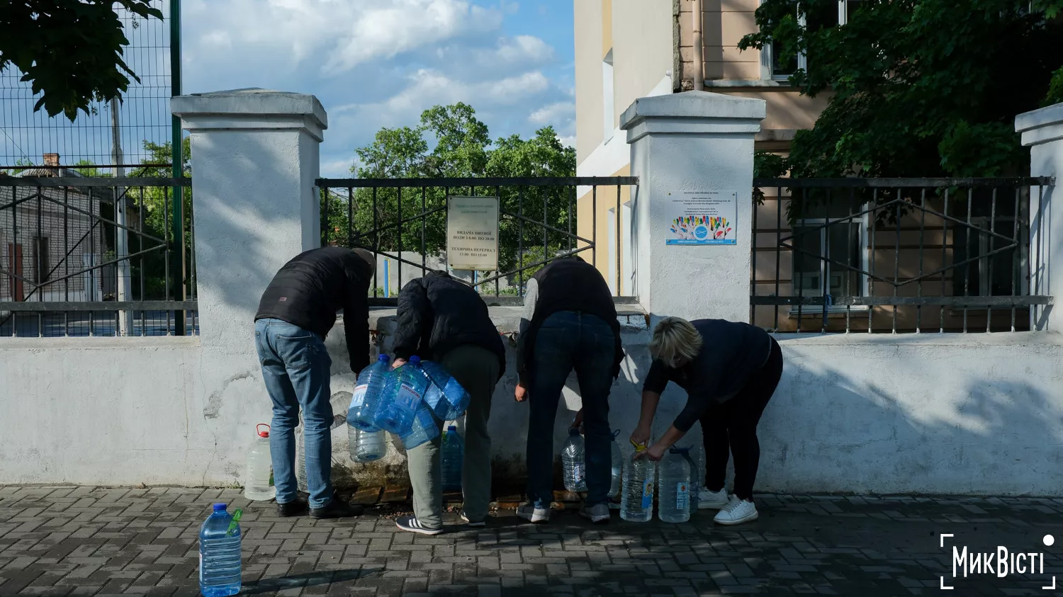 Миколаївці набирають воду у точці видачі біля одного з навчальних закладів міста, травень 2025 року. Фото «МикВісті»