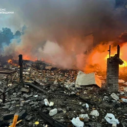 Наслідки атаки у Кмївській області. Фото: ДСНС