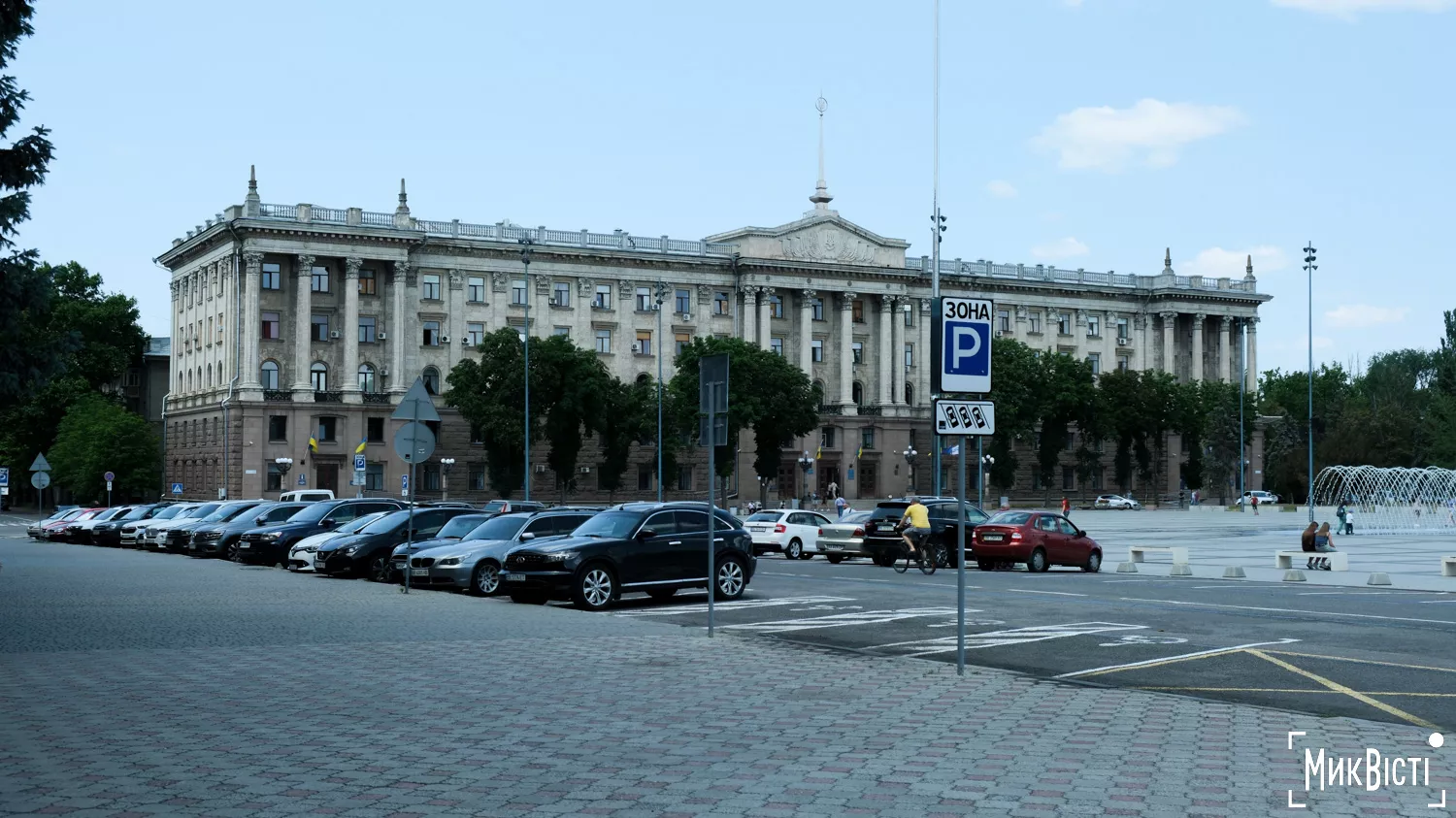 Парковка вздовж вулиці Адміральської у центрі Миколаєва, фото: «НикВести»