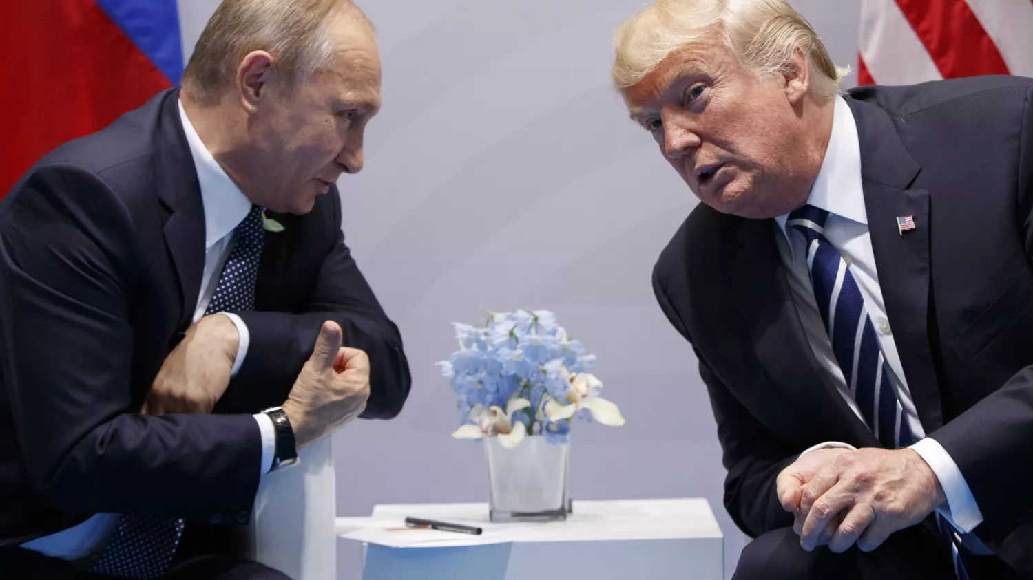 Дональд Трамп і Володимир Путін, на саміті G-20 у Гамбурзі, 7 липня 2017 року. Фото: AP/Evan Vucci